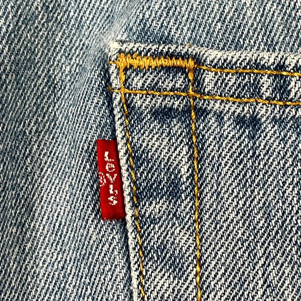 Vintage Levis 501 Original Mens Straight Leg Light Wash Blue Denim Jeans 32x32